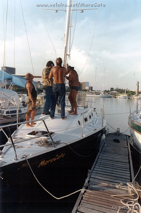 Const121.jpg - Com os estais j cortados na medida e o mastro ainda preso pelas adrias dos dois barcos, foi s prender calmamente os esticadores. Quem coordenou a operao foi o Z Feliciano do Tuareg