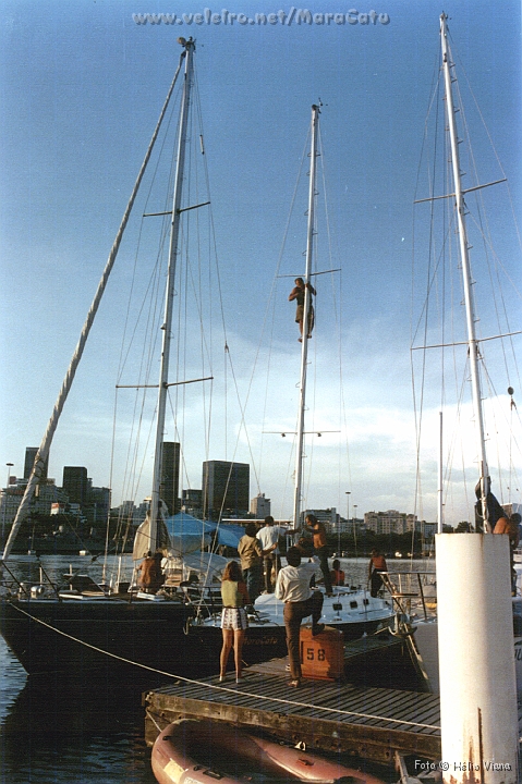 Const122.jpg - Com a ajuda de vrios voluntrios, em uma tarde o servio foi concludo. Aqui Blumer est subindo no mastro para soltar as adrias. Depois Ricardinho instalou o enrolador de genoa