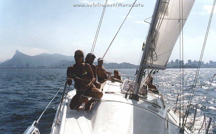 Const124.jpg - Foi emocionante, o resultado de seis longos anos de trabalho coroados com a primeira velejada na Baa de Guanabara. Foram tetemunhas de nossa alegria: Blumer e Maria Lcia, os pais de Mara, Roberto e Ricardinho