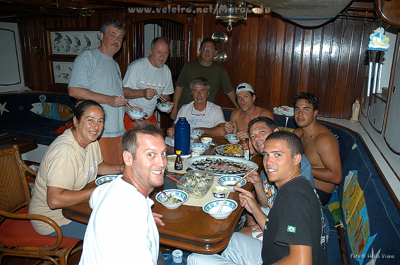 DSC_6697.jpg - A tripulao do Horizonte saboreia um sashimi de wahoo (s faltou Maguila que no come peixe)