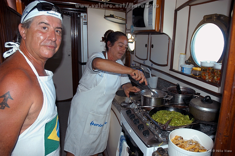 DSC_6673.jpg - O comandante Antonio Carlos e a cuca Mara prestes a servir a feijoada